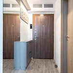 Classy Sassy - Elegant Escape In Timpuri Noi