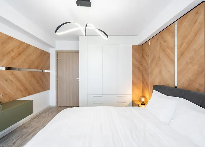 Classy Sassy - Elegant Escape In Timpuri Noi