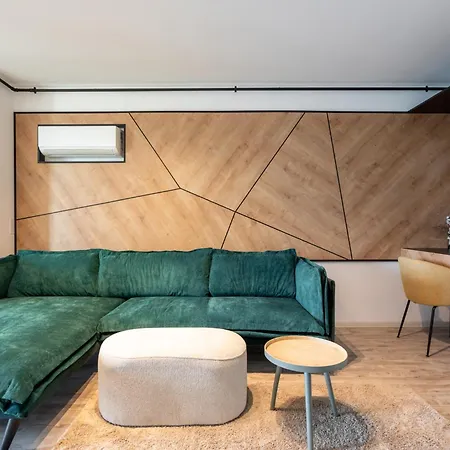 Classy Sassy - Elegant Escape In Timpuri Noi *