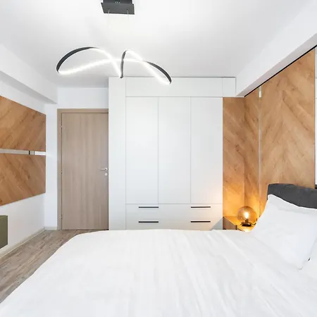 Classy Sassy - Elegant Escape In Timpuri Noi