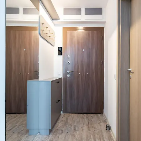 Classy Sassy - Elegant Escape In Timpuri Noi