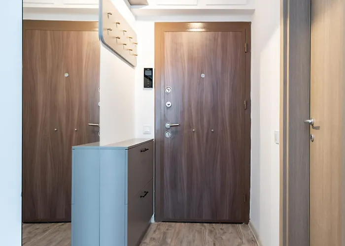 Classy Sassy - Elegant Escape In Timpuri Noi